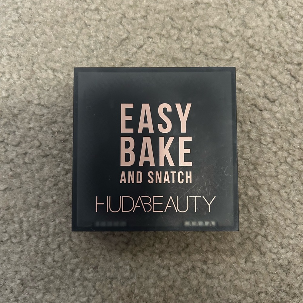 Huda Beauty Easy Bake and Snatch Pressed & Setting Powder *Cupcake* - Picture 2 of 3
